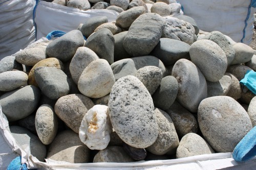  Речной валун (Ассорти) фр.100-300 мм.  купить в Ставрополе галечник серый, темно-серый, светло-серый речная галька крупных размеров 4200 руб/т   фото 