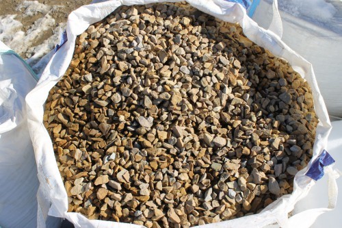  Щебень крошка желтый (песчаник) фр. 20-40 мм.  купить  в Ставрополе песчаник бежевый рыжий каменная крошка песчаника 7 200 руб/т   фото 