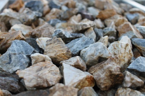  Мраморная крошка (щебень крошка медовый) фр. 20-40 мм.  купить  в Ставрополе мрамор бежевый рыжий желтый ландшафтная мраморная крошка 9900 руб/т   фото 