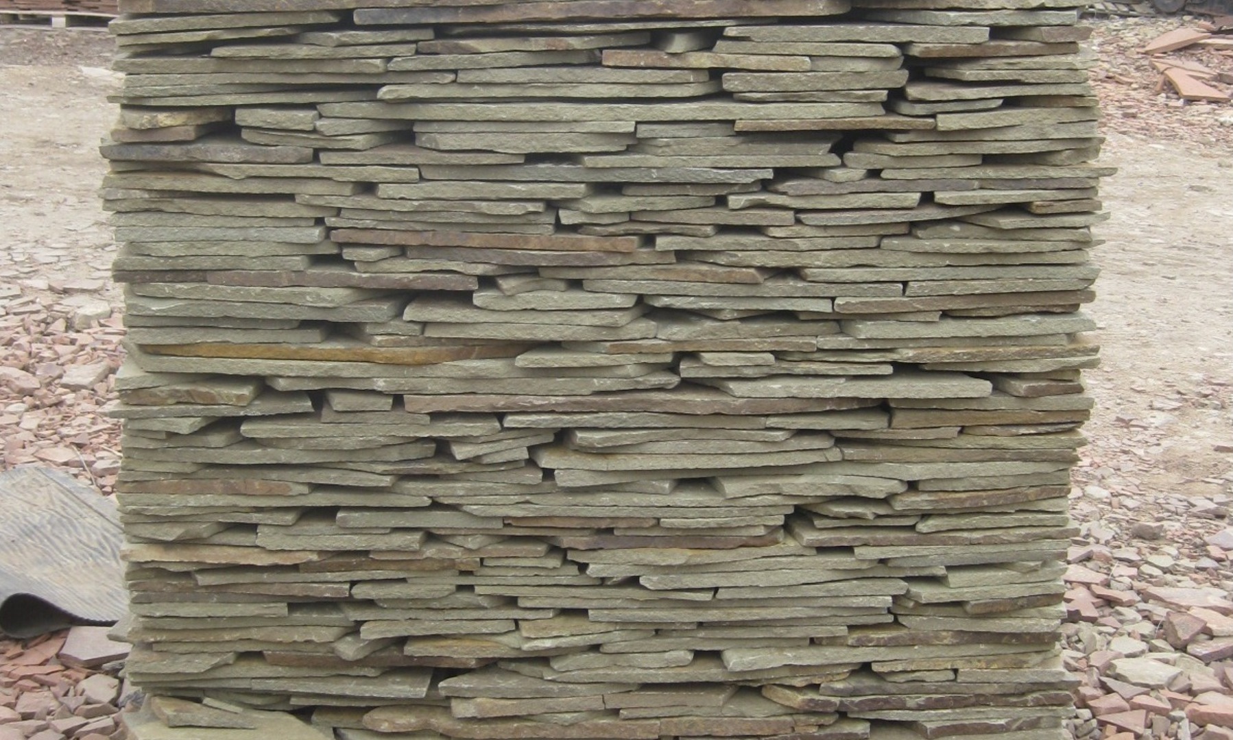 Песчаник пластушка серо-зеленый (1,5 см)  купить  в Ставрополе плитняк - пластушка серо-зеленый, серый, зеленый пластушка рваная ландшафтная колотая 7 500 руб/м3   фото 