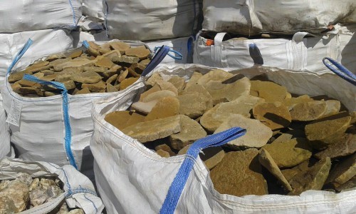 Песчаник колотый для облицовки (фр. 2-3 см)  купить  в Ставрополе песчаник бежевый серый рыжий песчаник строительный 5000 руб/т   фото 