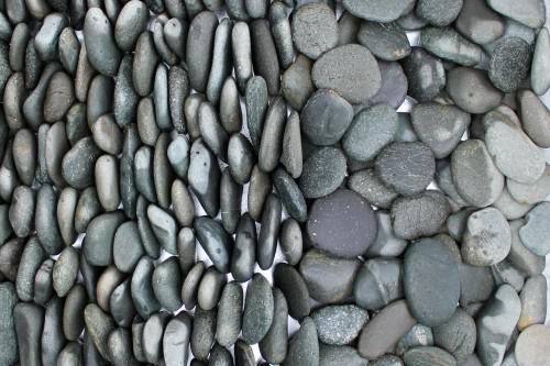 Kamenclub.ru: Галька речная плоская (темно-серая) фр. 70-150 мм. купить   в  Ставрополегалечник природный темно-серый серый синий речная плоская природная окатанная  7000 руб/т   фото КАМЕНЬ КЛУБ