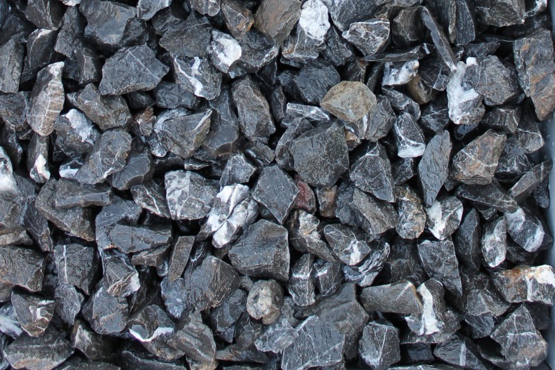  Щебень крошка черный (мрамор) фр. 40-70 мм.  купить  в Ставрополе мрамор черный с белыми прожилками, черный, белый декоративный щебень 9000 руб/т   фото 