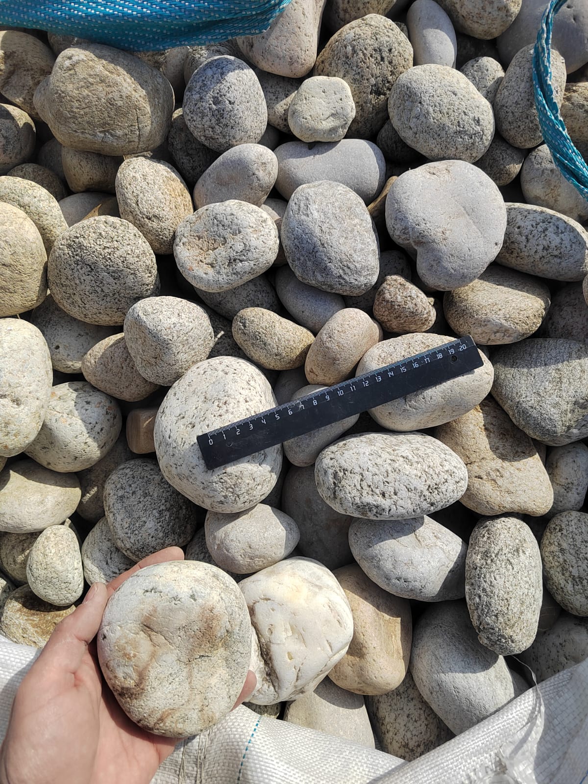  Галька речная окат (серо-белая) фр. 70-120 мм купить   в Ставрополе галька галечник бело-серая, серо-белая, серая, белая речная природная галька  5500 руб/т   фото 