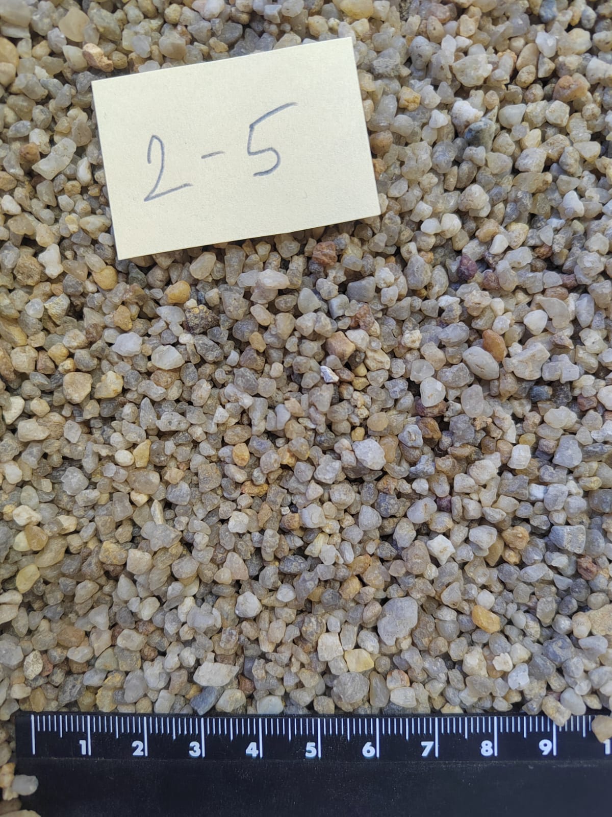 Кварцевый песок для площадок фр. 2-5 мм.  купить в Ставрополе фото 