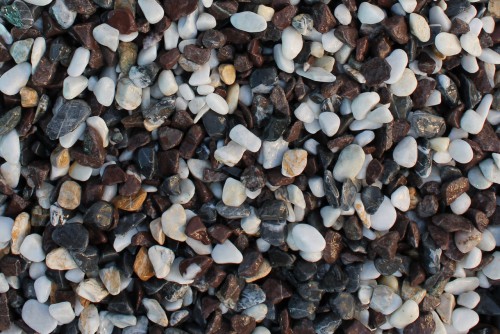  Мраморная крошка (щебень крошка микс : белый-черный-розовый) фр. 5-10 мм.  купить  в Ставрополе мрамор белый, черный, розовый, разноцветный микс декоративная мраморная каменная крошка 9500 руб/т   фото 