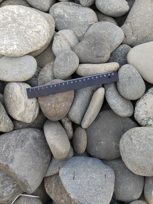  Галька речная плоская (ассорти) фр. 70-150 мм. купить  в Ставрополе  галька галечник серый белый темно-серый синий светло-серый плоская природная галька  6200 руб/т   фото 