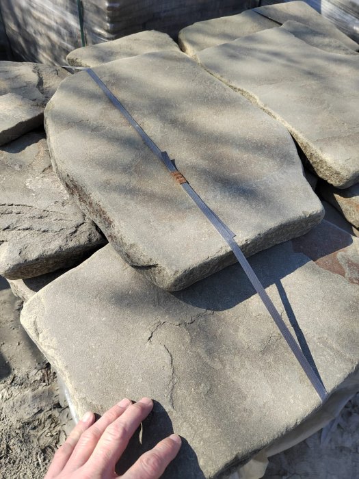  Песчаник пластушка светло-серый (4,0 - 6,0 см)  купить  в Ставрополе плитняк - пластушка светло-серый песчаник 7 500 руб/м3   фото 