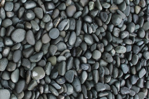  Галька речная окат (темно-серая) фр. 70-150 мм. купить   в Ставрополе галька речная темно-серая, синяя, серая речная галька округлая  5000 руб/т   фото 