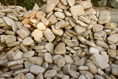Песчаник для мощения дорожек, площадок, парковок ( фр 5-10 см)  купить  в Ставрополе песчаник  серый желтый коричневый рыжий песчаник оголтованный окатанный 6500 руб/т   фото 