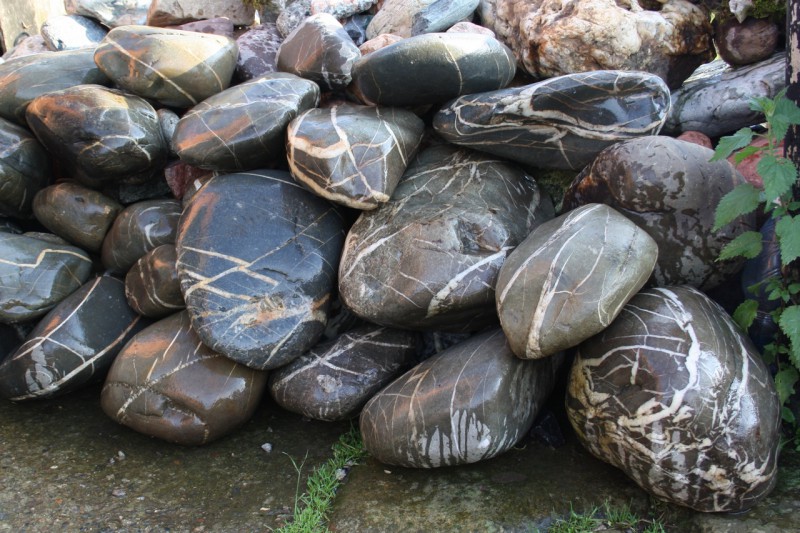  Валунчик Паутинник фр.100-300 мм  купить в Ставрополе крупный природный камень галечник темно-серый с прожилками белый черный речной валунчик 5000 руб/т   фото 