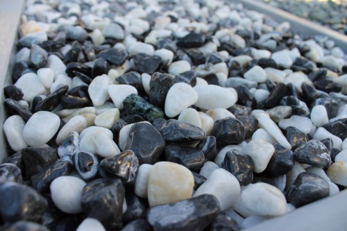  Галька Далматин мраморная (щебень галтованный микс:белый-черный) фр.10-20 мм.  купить  в Ставрополе мрамор белый, черный окатанные округлые декоративные ландшафтные камни щебня 14500 руб/т   фото 