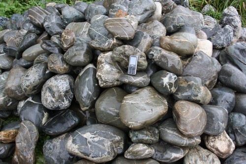  Валунчик Паутинник фр.100-300 мм  купить в Ставрополе крупный природный камень галечник темно-серый с прожилками белый черный речной валунчик 5000 руб/т   фото 