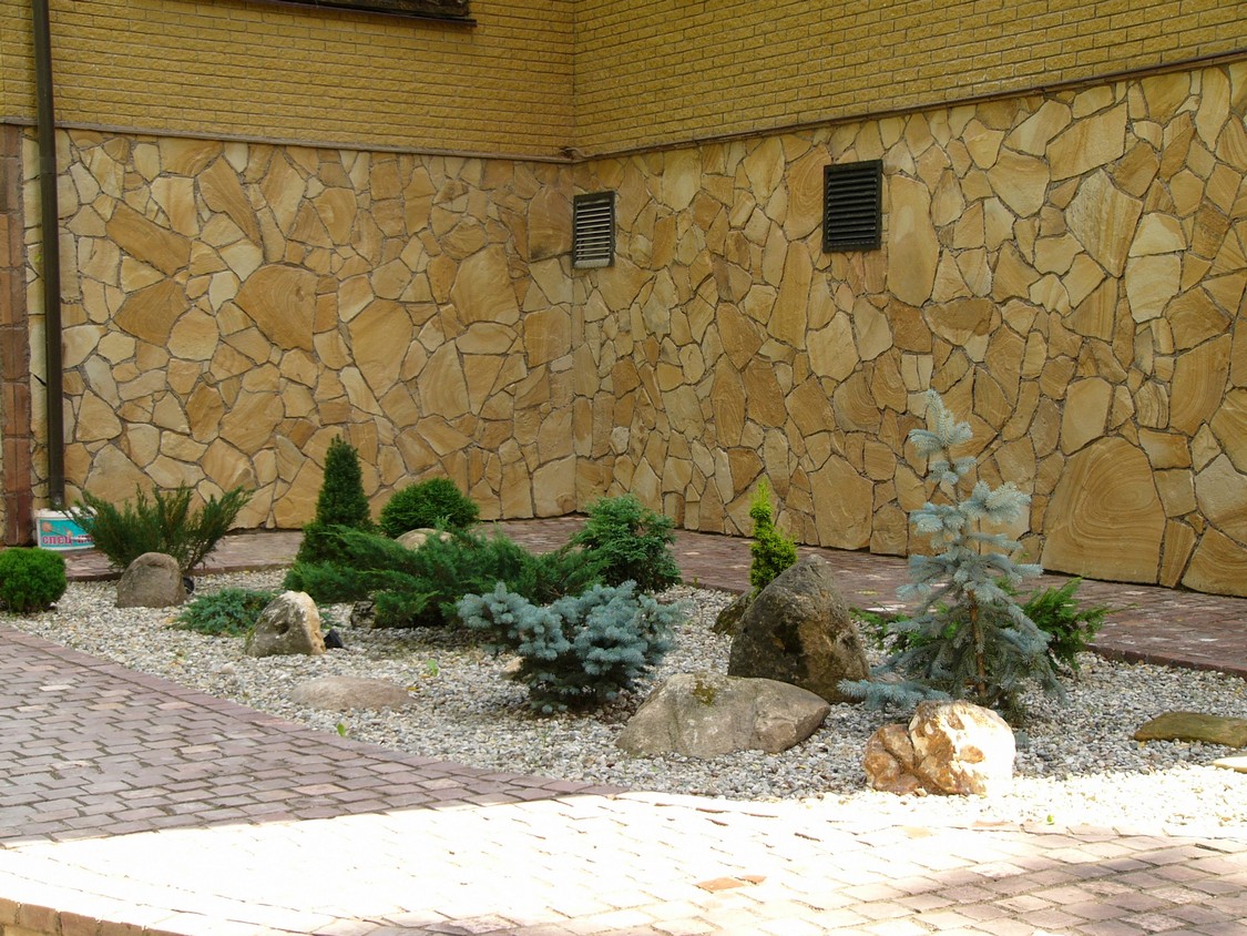 Песчаник пластушка желтый с разводом под дерево (2 см)  купить  в Ставрополе плитняк желтый с разводами, желтый, рыжий, серый песчаник пластушка рваная ландшафтная 11 000 руб/м3   фото 