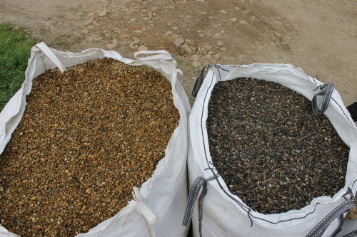  Галька окат (серо-желтая) фр.10-20 мм. купить   в Ставрополе галька серо-желтая, рыжая, серый речная окатанная округлая галька 4000 руб/т   фото 