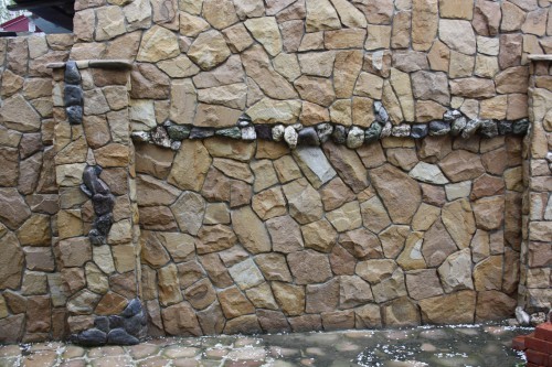 Песчаник колотый для облицовки (фр. 2-3 см)  купить  в Ставрополе песчаник бежевый серый рыжий песчаник строительный 5000 руб/т   фото 