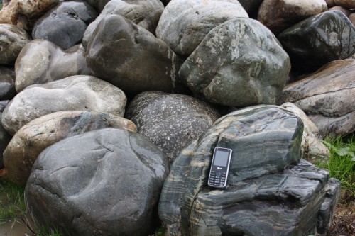  Речной валун Кабанчик фр.300-500 мм.  купить в Ставрополе крупный природный камень галька серый, темно-серый речной валун галечник масштабный 7000 руб/т   фото 