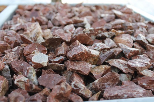  Мраморная крошка (щебень крошка розовый) фр. 20-40 мм.  купить  в Ставрополе мрамор розовый, красный мраморная крошка декоративная 7700 руб/т   фото 