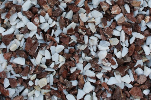  Мраморная крошка (щебень крошка микс : белый-черный-розовый) фр. 20-40 мм.  купить  в Ставрополе мрамор белый, черный, розовый декоративная ландшафтная крошка 9500 руб/т   фото 