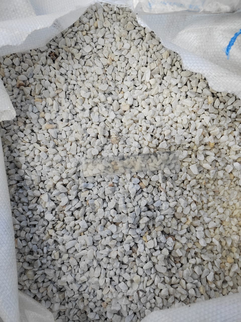  Мраморная крошка, щебень, цвет-белый, фр. 5-10 мм.  купить  в Ставрополе мрамор белый, айвори, молочный мраморная каменная крошка ландшафтная 9500 руб/т   фото 
