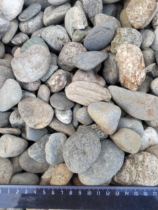  Галька речная окат (пестрая) фр. 20-40 мм. купить   в Ставрополе галька речная пестрая, серая, серые оттенки галька речная окатанная округлая 4000 руб/т   фото 