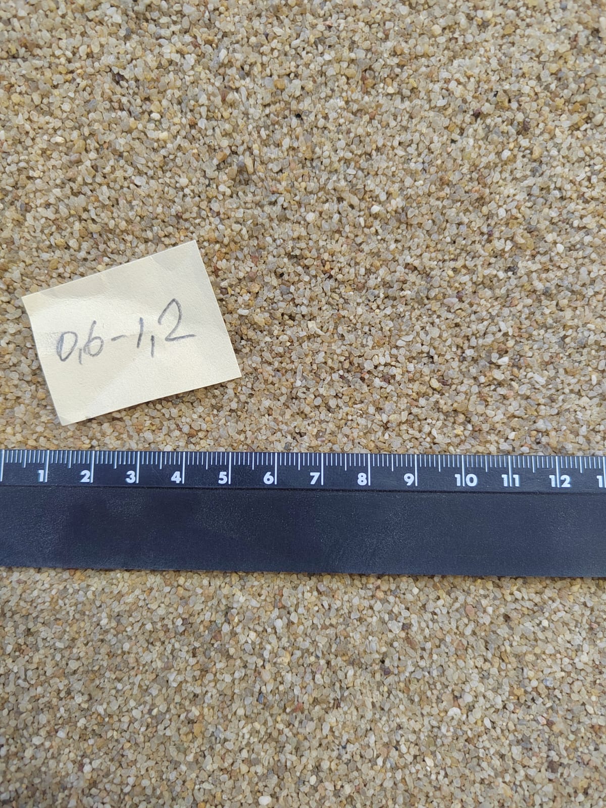 Кварцевый песок для площадок фр. 0,6-1,2 мм.  купить в Ставрополе фото 