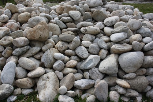  Бело-серый валунчик фр.100-300 мм.  купить в Ставрополе крупный камень для ландшафта серый, белый бело-серый валун крупная галька 4500 руб/т   фото 