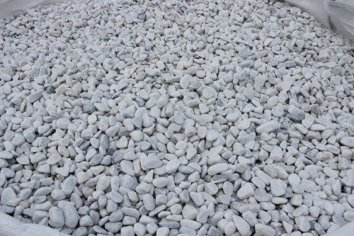  Белая мраморная галька (щебень галтованный белый) фр.10-20 мм.  купить  в Ставрополе мрамор белый, молочный, айвори окатанный округлый декоративный ландшафтный щебень 14500 руб/т   фото 