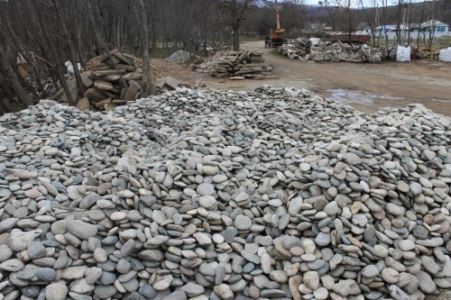 Kamenclub.ru: Галька речная плоская (ассорти) фр. 100-200-300 мм купить   в  Ставрополегалька галечник природный серый, белый темно-серый синий рыжий светло-серый природная галька плоская крупная 5500 руб/т   фото КАМЕНЬ КЛУБ