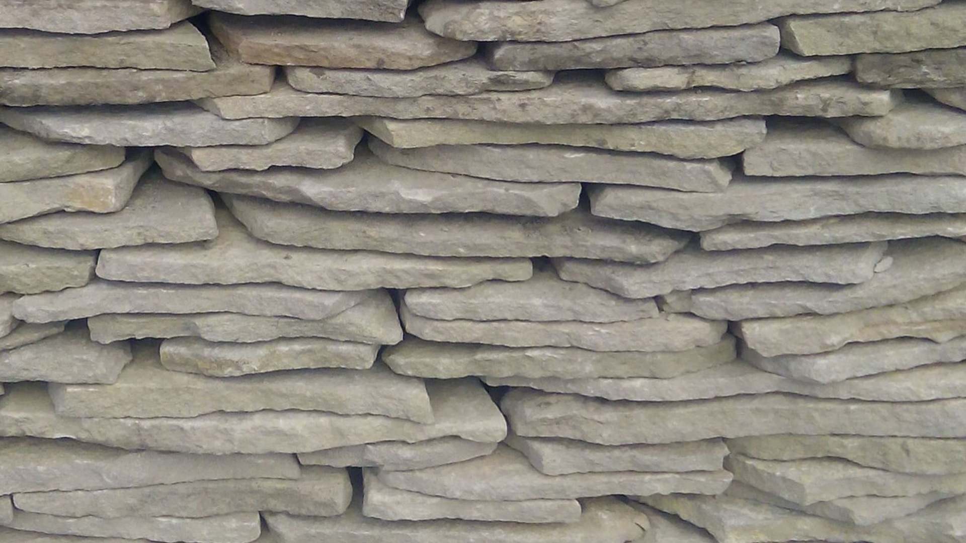 Песчаник пластушка светло-серый (2,0 см)  купить  в Ставрополе плитняк- ластушка светло-серый, серый рваный ландшафтный плитняк колотый 7 500 руб/м3   фото 