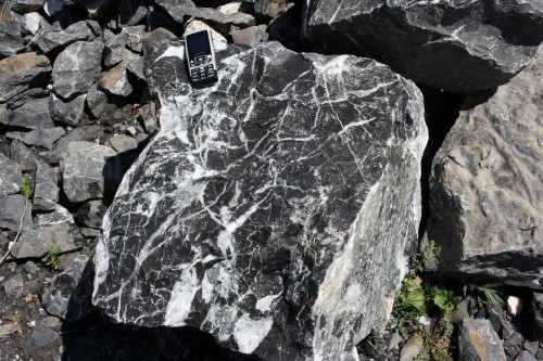  Черный мрамор скальник фр. 1000-1500 мм.  купить в Ставрополе мрамор черный белый серый крупный колотый валун ландшафтный 9000 руб/т   фото 