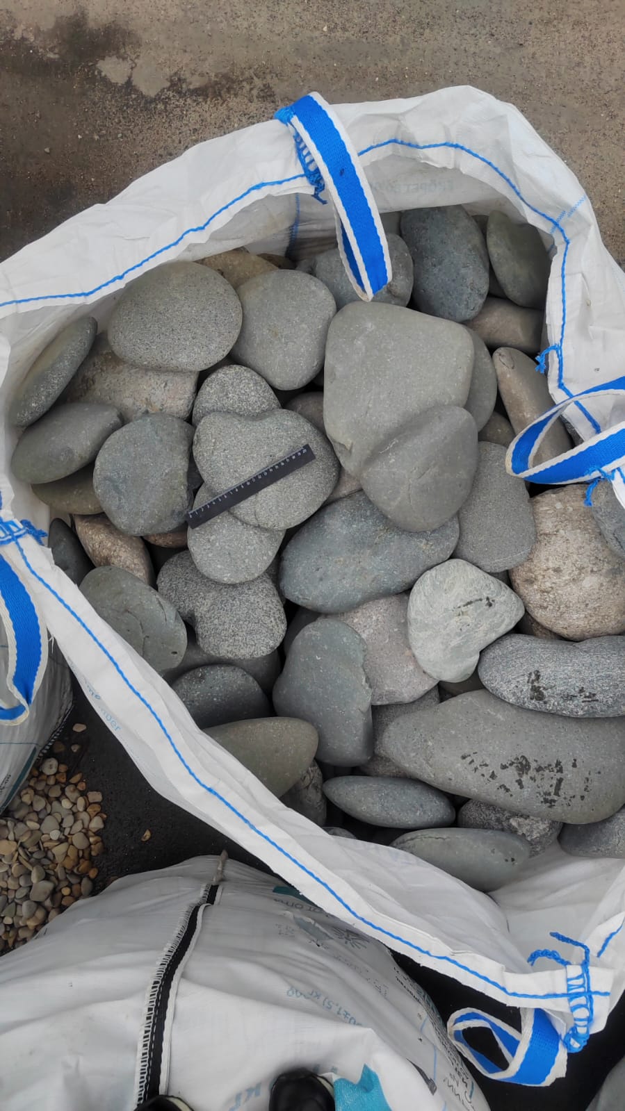 Kamenclub.ru: Галька речная плоская (темно-серая) фр. 70-150 мм. купить   в  Ставрополегалечник природный темно-серый серый синий речная плоская природная окатанная  7000 руб/т   фото КАМЕНЬ КЛУБ