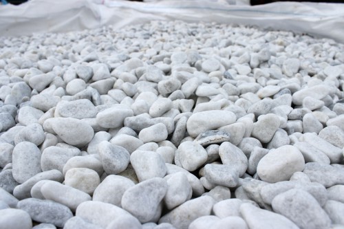  Белая мраморная галька (щебень галтованный белый) фр.10-20 мм.  купить  в Ставрополе мрамор белый, молочный, айвори окатанный округлый декоративный ландшафтный щебень 14500 руб/т   фото 