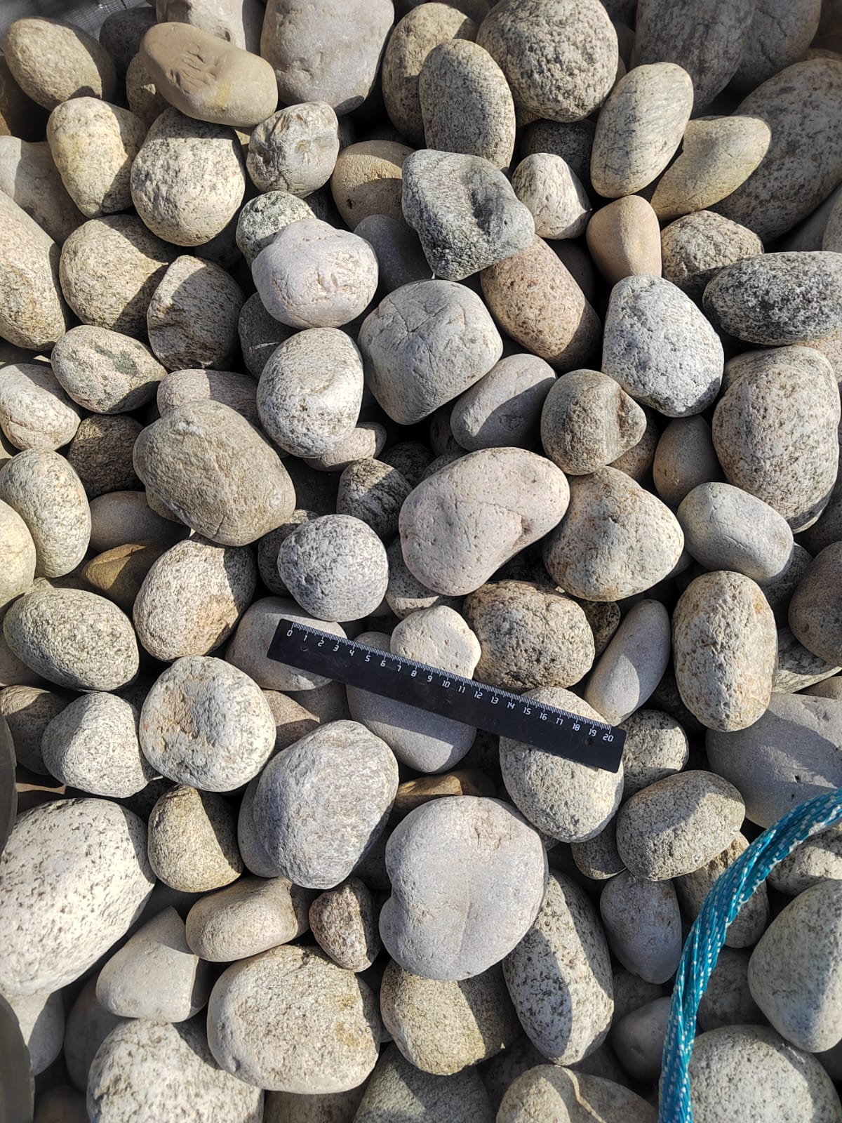  Галька речная окат (серо-белая) фр. 70-120 мм купить   в Ставрополе галька галечник бело-серая, серо-белая, серая, белая речная природная галька  5500 руб/т   фото 