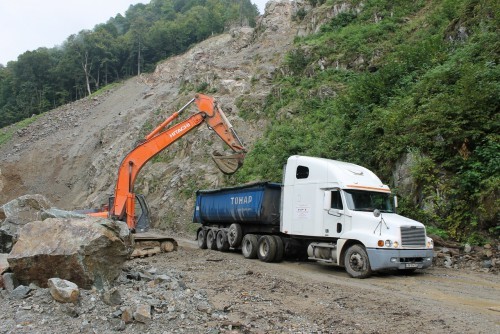 Гранит скальник (серо-зеленый) фр. 500-1500 мм.  купить в Ставрополе гранит мрамор  серый зеленый темно-серый глыба скальная колотая ландшафтная 7 500 руб/т   фото 
