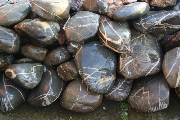 Валунчик Паутинник фр.100-300 мм  купить в Ставрополе крупный природный камень галечник темно-серый с прожилками белый черный речной валунчик 5000 руб/т   фото 