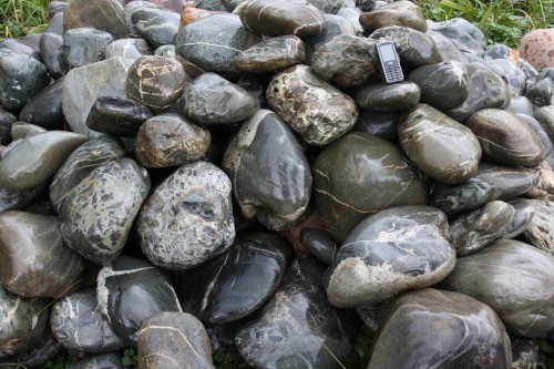  Валунчик Паутинник фр.100-300 мм  купить в Ставрополе крупный природный камень галечник темно-серый с прожилками белый черный речной валунчик 5000 руб/т   фото 