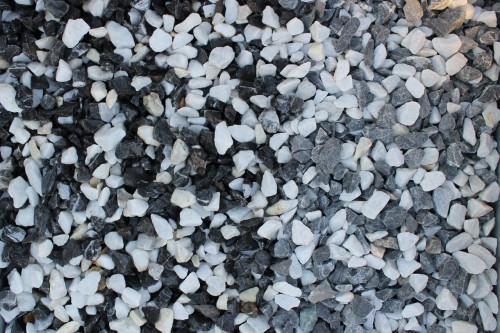  Мраморная крошка (щебень крошка микс : черный-белый) фр. 10-20 мм.  купить  в Ставрополе мрамор белый, черный каменная декоративная крошка ландшафтная 9500 руб/т   фото 