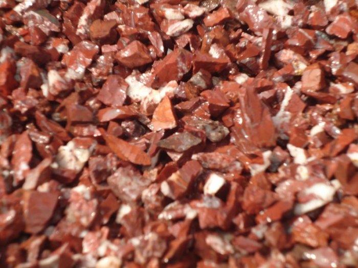  Щебень крошка красный (ЯШМА) фр. 5-10 мм.  купить  в Ставрополе крошка каменная яшмы красный, бордовый, темно-красный декоративная крошка ландшафтная каменная яшмоидная 6 600 руб/т   фото 