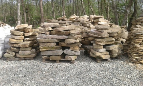 Песчаник плиты - плахи - пошаговые дорожки (фр. 70-150 мм)  купить  в Ставрополе песчаник серый бежевый желтый зеленый колотый песчаник строительный 6500 руб/т   фото 