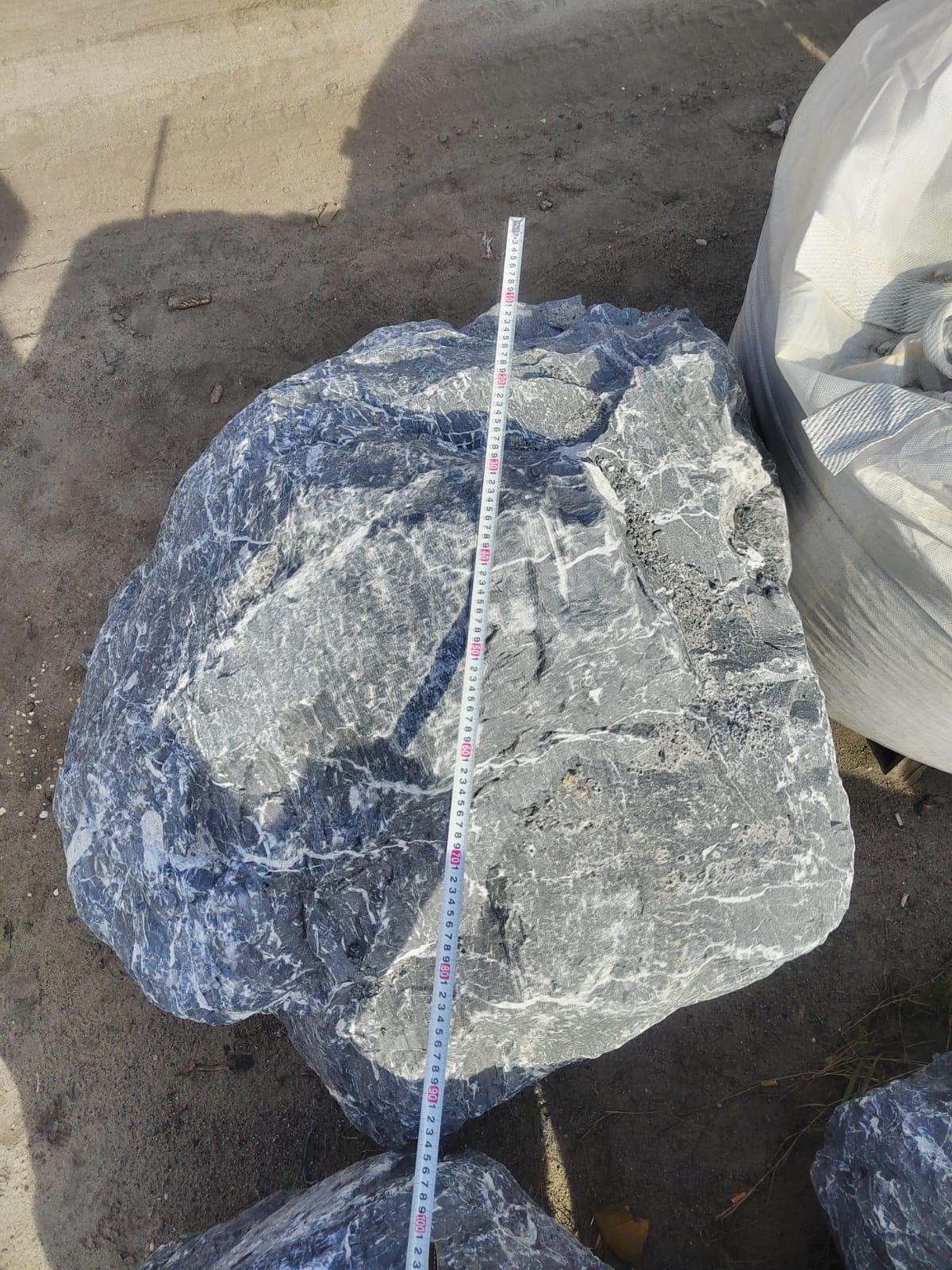  Черный мрамор скальник фр. 1000-1500 мм.  купить в Ставрополе мрамор черный белый серый крупный колотый валун ландшафтный 9000 руб/т   фото 