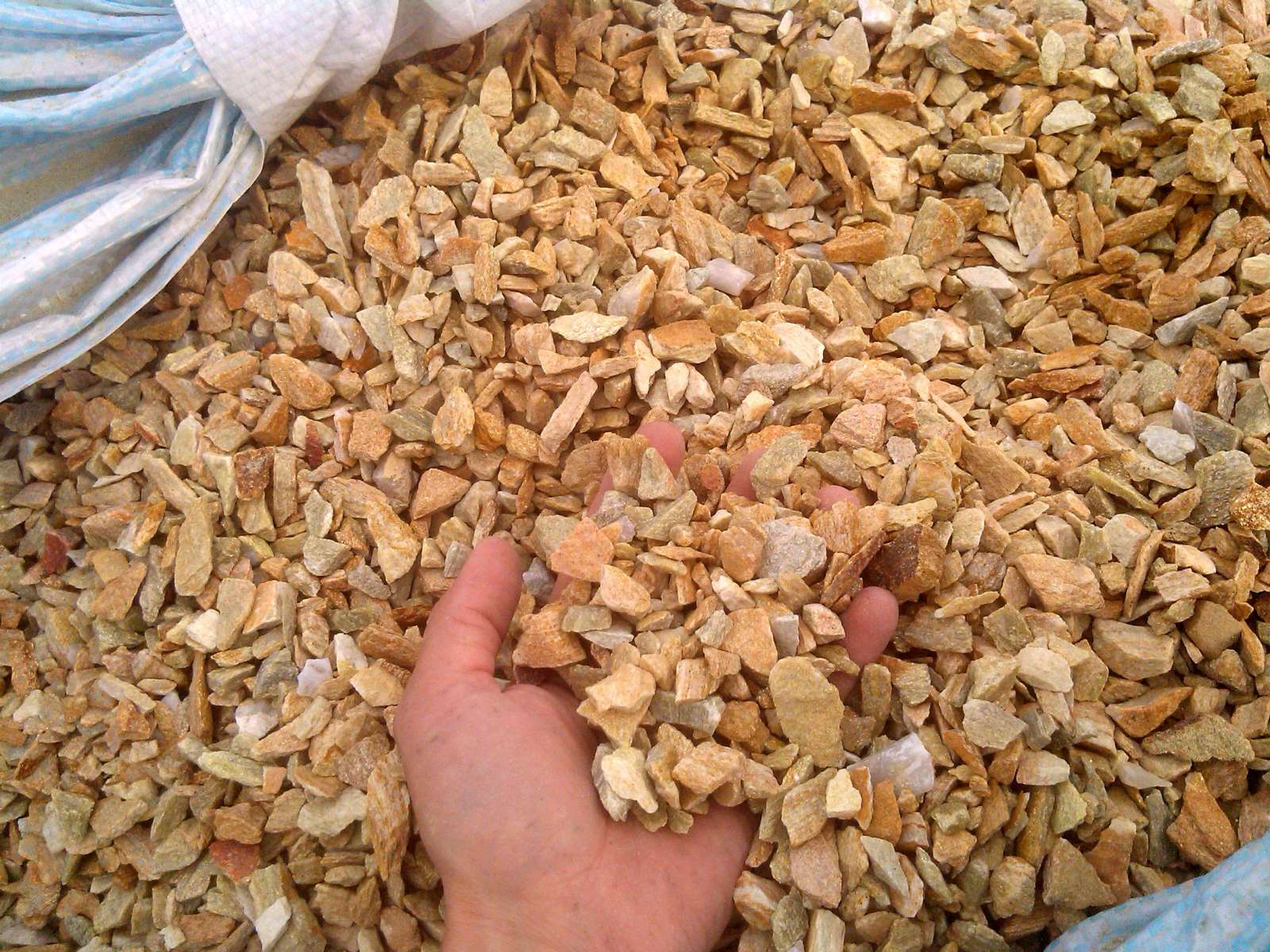  Щебень крошка желтый (ЗЛАТОЛИТ) фр. 20-40 мм.  купить  в Ставрополе златолит бежевый, золотистый, желтый декоративная каменная крошка 8 000 руб/т   фото 