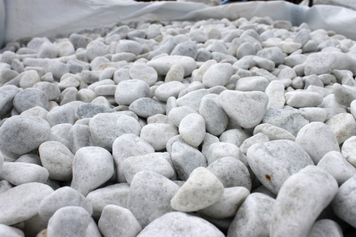  Галька белая мраморная (щебень галтованный белый), фр.20-40 мм.  купить  в Ставрополе мрамор белый бежевый молочный мраморный щебень декоративный 14500 руб/т   фото 