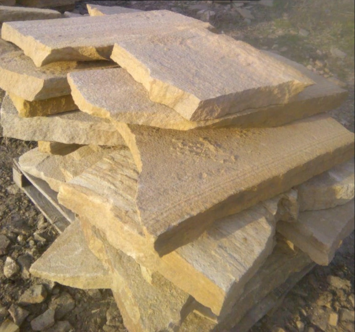 Форматный камень (плаха) пошаговая дорожка от 70-150 см (4 -12 см)  купить  в Ставрополе плитняк  форматный плаха желтый песчаник 9 000 руб/т   фото 