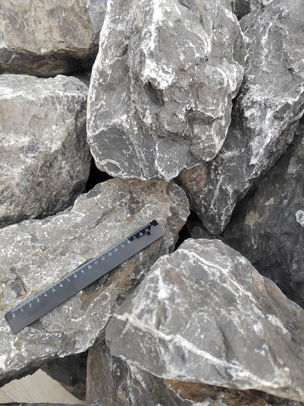  Черный мрамор скальник фр. 100-500 мм.  купить в Ставрополе мрамор черный белый серый крупный колотый валун ландшафтный 9000 руб/т   фото 