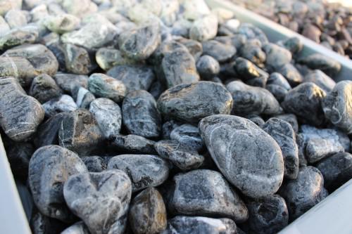  Черная галька (щебень галтованный черный мрамор) фр.20-40 мм.  купить  в Ставрополе мрамор черный с белыми прожилками мрамор окатанный округлый 13500 руб/т   фото 