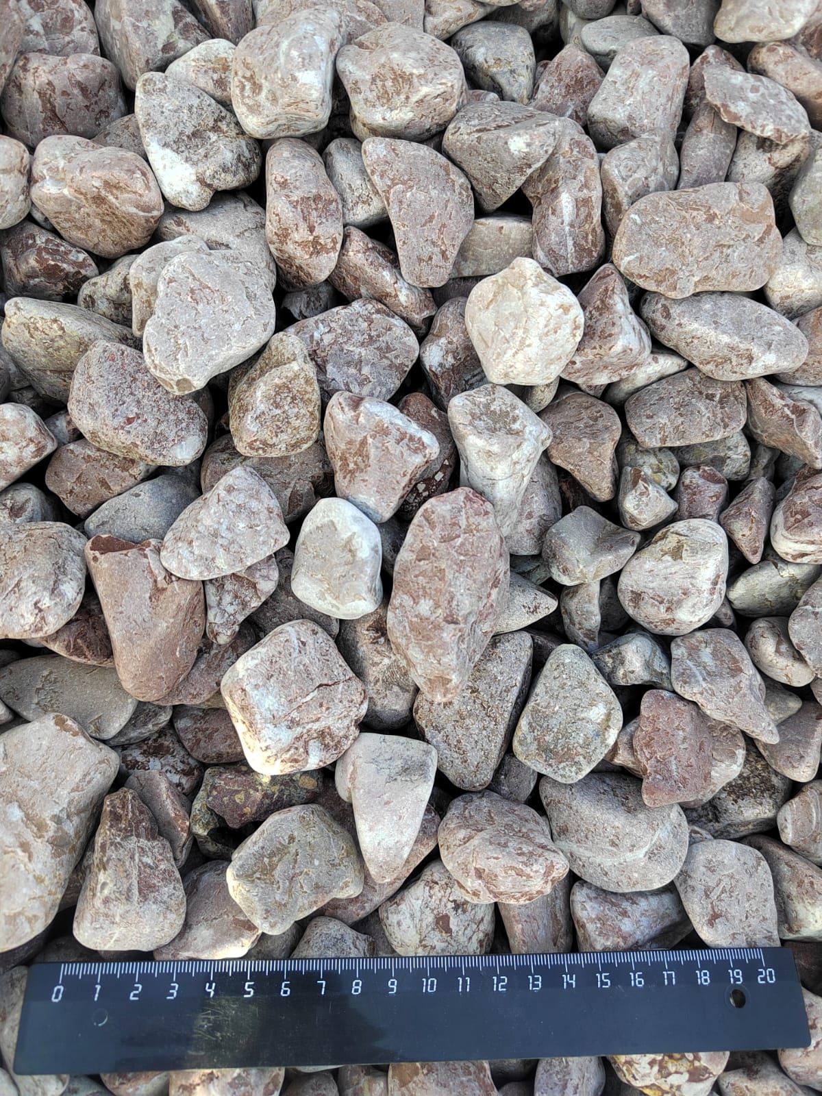  Розовая галька (щебень галтованный розовый) фр.20-40 мм.  купить  в Ставрополе мрамор розовый, красный оголтованный округлый щебень  13500 руб/т   фото 