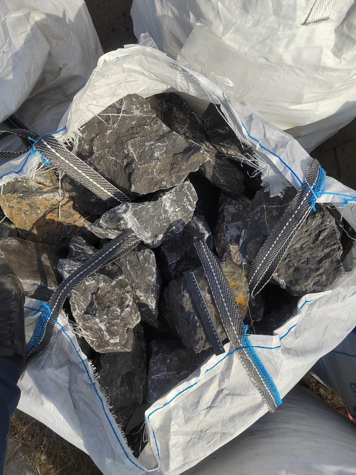  Черный мрамор скальник фр. 100-500 мм.  купить в Ставрополе мрамор черный белый серый крупный колотый валун ландшафтный 9000 руб/т   фото 