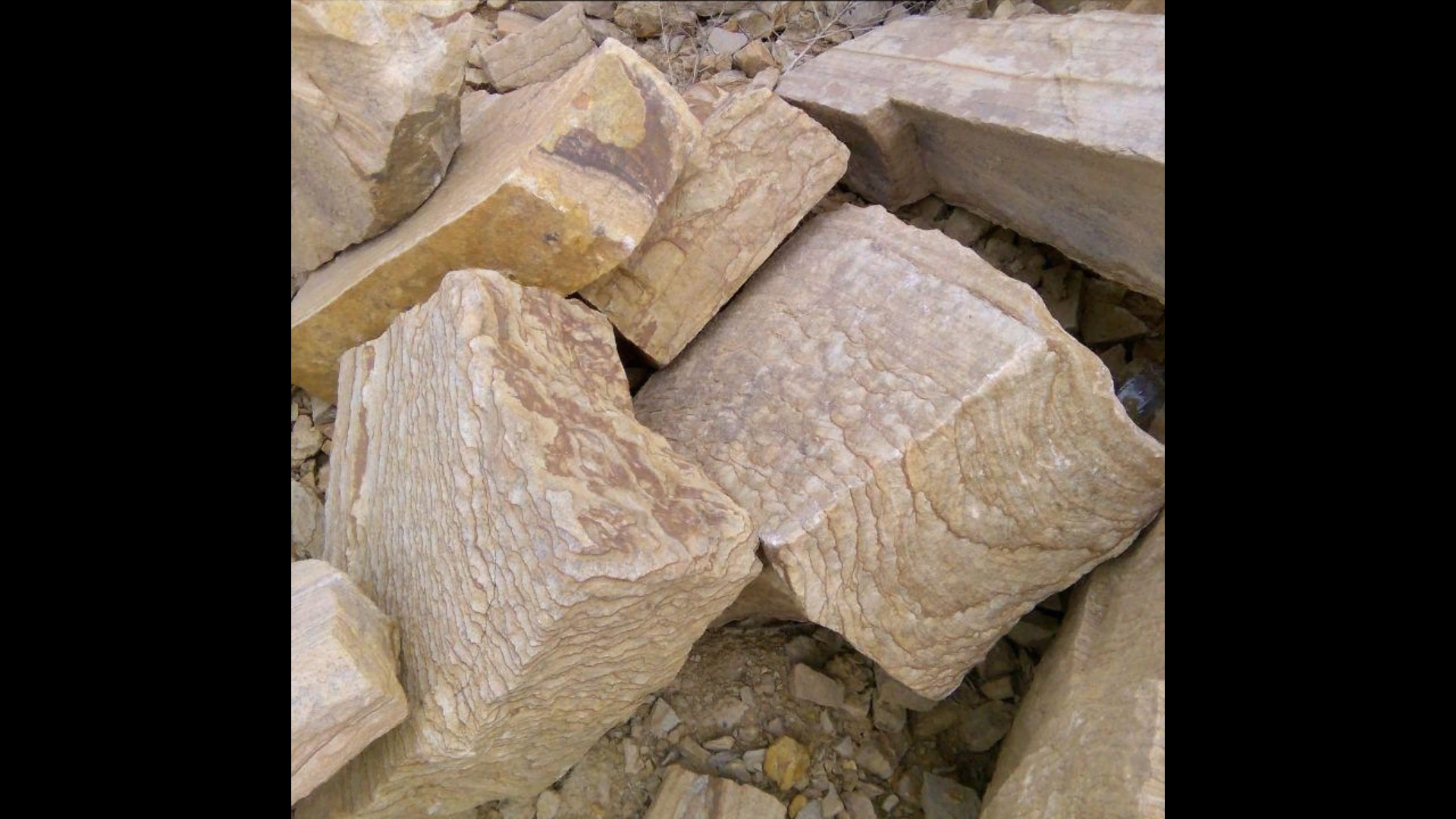 Песчаник пластушка желтый с рисунком (4-6 см)  купить  в Ставрополе плитняк пластушка желтый с рисунком песчаник 9 000 руб/м3   фото 