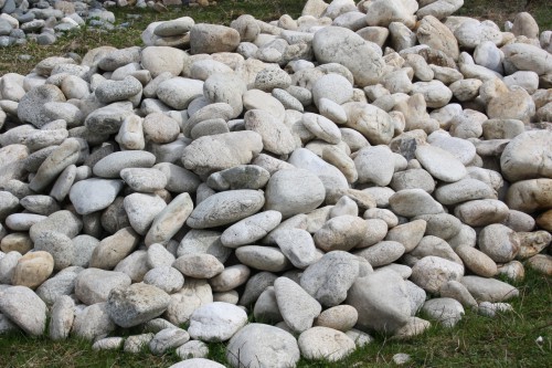  Бело-серый валунчик фр.100-300 мм.  купить в Ставрополе крупный камень для ландшафта серый, белый бело-серый валун крупная галька 4500 руб/т   фото 